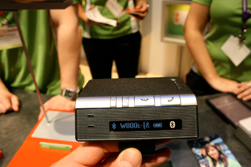 Illustration for article titled Sony Ericsson's Cool Desk/Car Bluetooth Speakerphone: HCB-120
